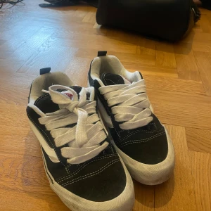 Vans knu skool  - Säljer mina Vans knu skool, sulorna är lite smutisga men går lätt att tvätta bort 