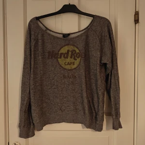 Långärmad "sweatshirt"  - Långärmad tunn sweatshirt Storlek XL men passar även M/L då den är lite liten i storleken   Säljer åt min syster där djur finns i hemmet  