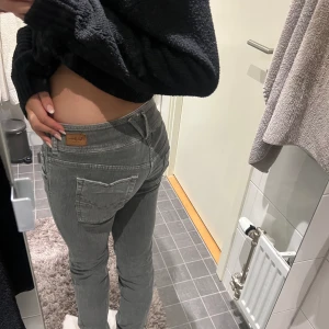 Pepe jeans! - Helt nya och passar någon som har ca 34/36. Super fina och är straight och low Waist i modellen❤️ Innerbenssömmen är 83  Midjan är 37
