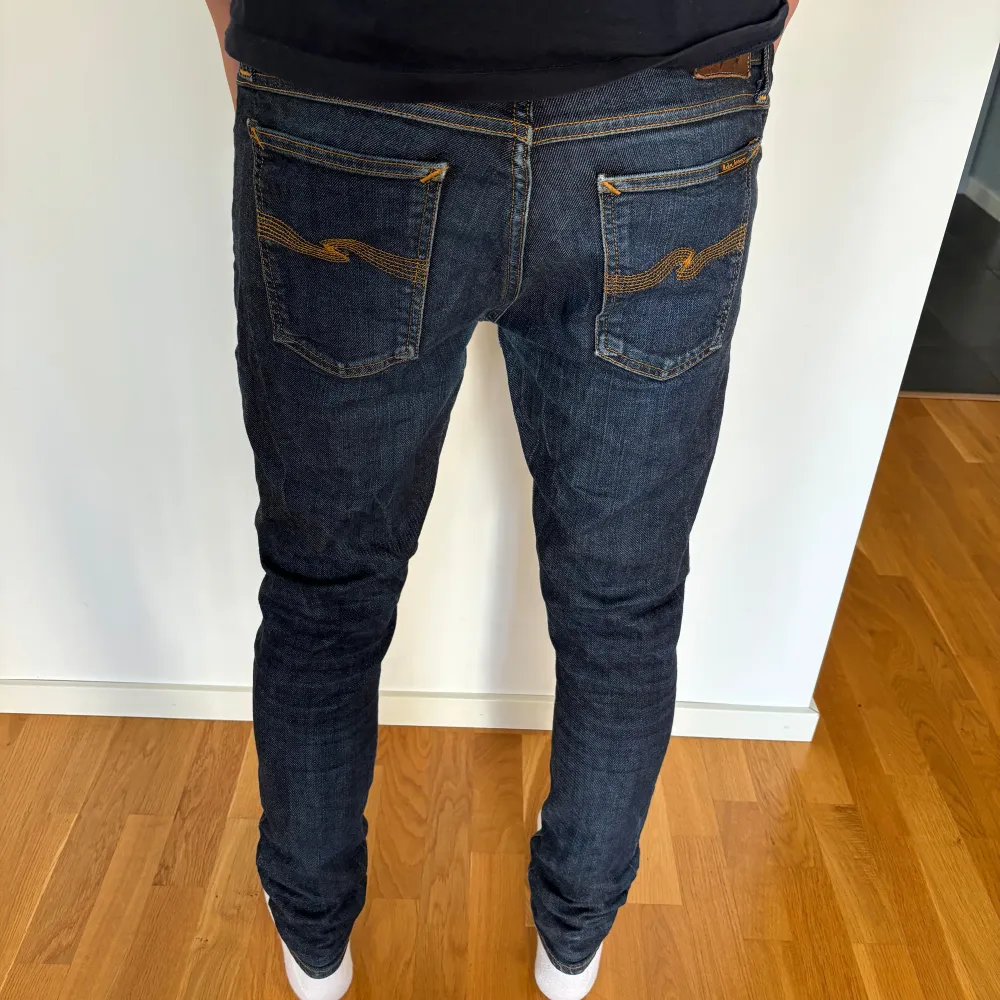 Säljer dessa feta Nudie Jeans i modellen skinny lin. W30 L32. Skick 9/10! Modellen är 178. Hör av dig vid minsta fundering!. Jeans & Byxor.