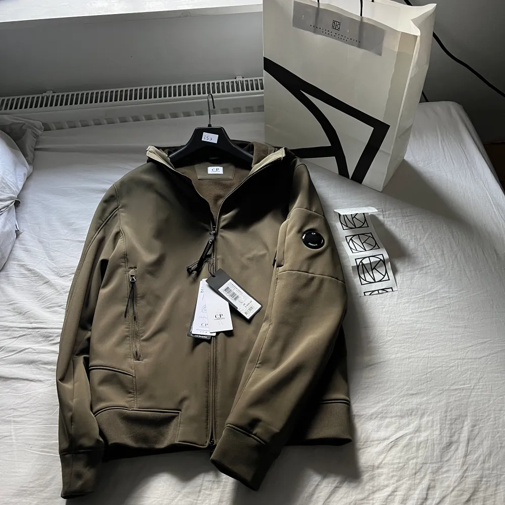 Tja säljer min cp company soft Shell i nyskick! Använd 2 gånger. Allt og ingår. Storlek 48 passar S/M. Pris kan diskuteras vid snabb affär.. Jackor.