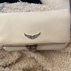 Zadig väska - Vet inte om äkta då jag köpt på plick! Den var helt ny när jag köpte och jag har använt den ändå mycket men inte så mycket defekter finns! 