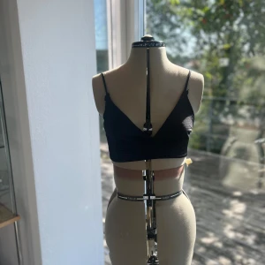 Topp/ Bralette - Svart top från Zara i storlek S. Sömmarna har släppt lite vid banden, annars mycket bra skick.