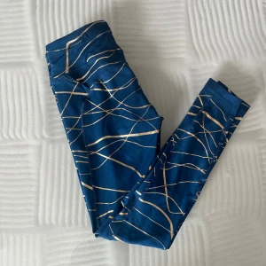 Träningstights  - Träningstights från Nike i storlek S. Mycket bra skick endast använda ett fåtal gånger.