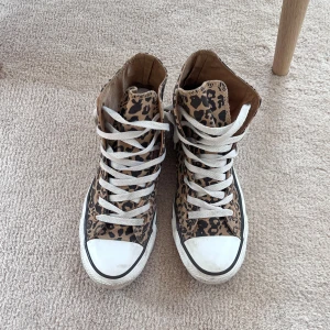 Leopard Converse - Säljer mina supercoola Converse med leopardmönster i storlek 37 🐆🐆Ascoola till jeans eller kjol nu till hösten. Bra skick 😋😋