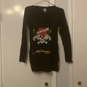 Ed Hardy - Ed Hardy tröja i storlek L. Den är aldrig använd. Inga defekter. Priset går att diskutera.Jag möts gärna upp i stockholm☺️