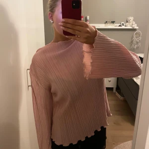 Rosa blus - Rosa blus/tröja i glansigt material med textur. Stockh lm, köpt från MQ