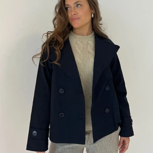 Design By Si Kappa Mörkblå - Säljer min fina kappa från design by si då den inte kommer till användning längre, köparen står för frakt! 