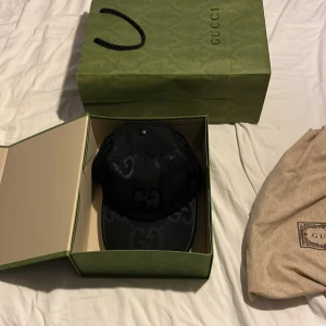 Fin Gucci keps ända problemet är att lapparna är bort klippta men finns med i lådan om man vill sy ihop det. Om man vill ha med lådan och påse 200+ - Skick 9-10