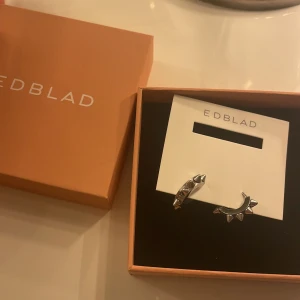 Silverörhängen från Edblad - Säljer ett par snygga silverörhängen från Edblad. De har en cool design med små pyramidformade detaljer som ger en edgy look. Perfekta för både vardag och fest! Aldrig använda, Kommer i originalförpackning. Säljer för super pris!!
