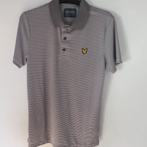 Helt Ny Lyle n Scott piké - En randig Lyle n Scott piké, Aldrig använd, prislapp finns kvar.  Nypris 699kr Mitt pris 500kr