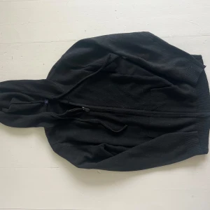 Svart Kashmir hoodie - Säljer nu denna skräddarsydda Kashmir blend Hoodie inköpt i Milano för 3499kr. Storlek L men passa M.