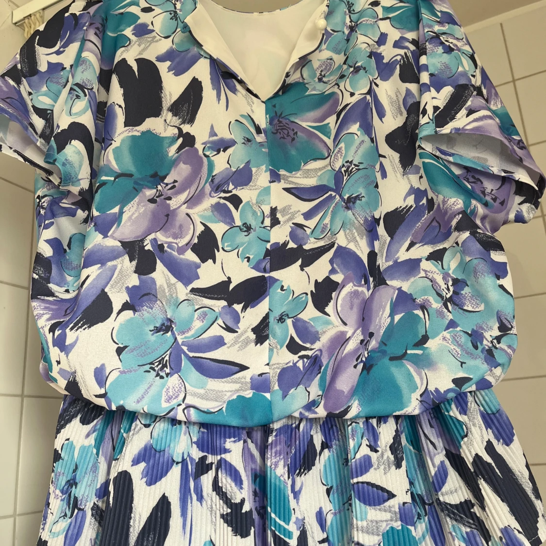 Blommig klänning med korta ärmar - 91