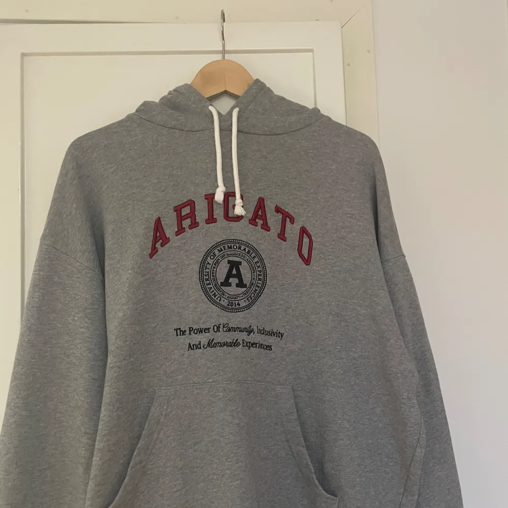 Säljer nu min riktigt snygga Atigato hoddie den är sjukt skön och passar perfekt nu när de blir lite kallare! Hör gärna av er vid funderingar eller prisförslag😜. Hoodies.