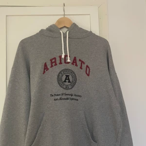Axel Arigato tröja - Säljer nu min riktigt snygga Atigato hoddie den är sjukt skön och passar perfekt nu när de blir lite kallare! Hör gärna av er vid funderingar eller prisförslag😜