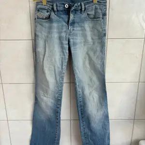 Jeans från diesel, strl 29 men för små för mig som brukar ha 36/38. De har en liten fläck på ena bakfickan men den går säkert att få bort