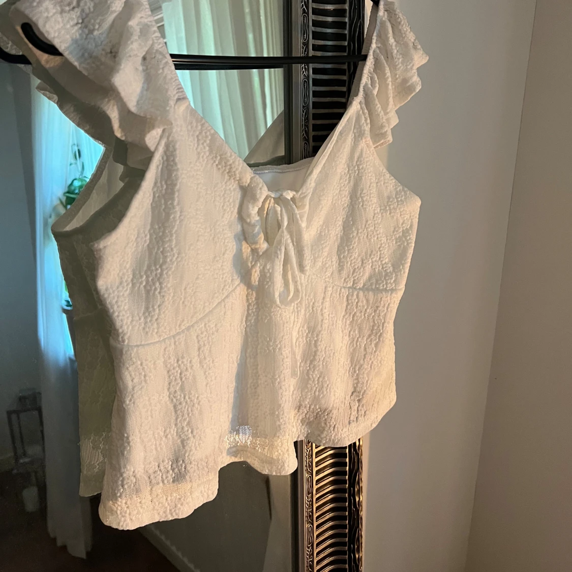 Vit topp med volangdetaljer - 90