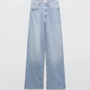 Ljusblå vida jeans - Ljusblå vida högmidjade jeans från Zara i storlek 38💞