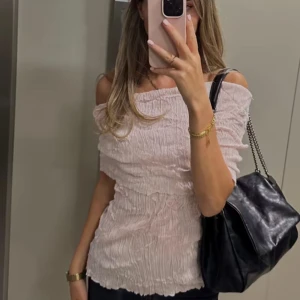 Zara off shoulder topp - Säljer en helt oanvänd topp från zara. Med prislapp☺️