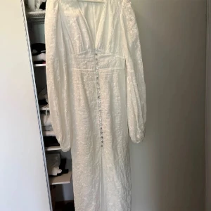 Adoore klänning - Säljer denna fina adooreklänning, använd endast en gång. Sälj pga att den ej kommer att komma till användning mer. Storlek 38 men Assar 36 också då dom är små i storleken och inte någon stretch i. Inköpt för 1695kr säljs nu för 1395kr. 