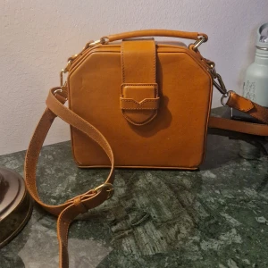 & other stories väska  - Säljer nu min fina bruna väska från other Stories 