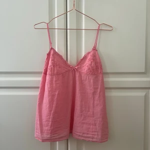 sommartop - 💗söt rosa sommartop i mycket bra skick med broderi på cuporna och justerbara axelremmar. köpt second hand utan lappar så vet dessvärre inte märke eller exakt storlek, men skulle uppskatta strl L.💗