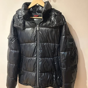 Michael Kors Jacka - Tjena säljer min Michael Kors jacka då den inte kommer till användning! Snygg Jacka som liknar moncler maya. Nypris 2700kr. Jackan använd ca 3 gånger! Hör av dig om du har fler frågor!