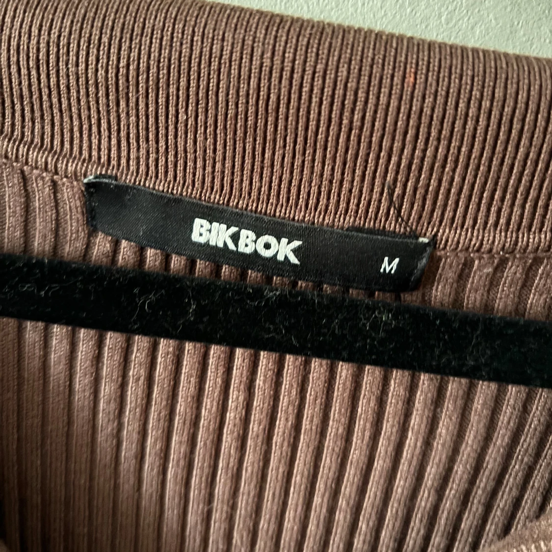 Brun ribbad klänning från BikBok - 90