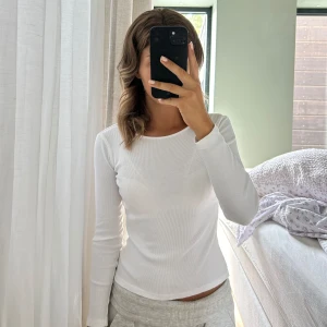 Vit basic tröja - En tight basic långärmad tröja  från Hm, jättefint skick och inga fläckar💕 Säljer på grund av att den knappt används eftersom att den inte passar min stil🌺 Storlek: S Färg: Vit