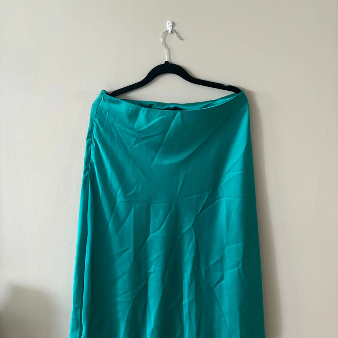 Turkos långkjol i satin