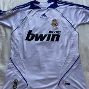 Real madrid 2007/08 tröja - Real Madrids hemma tröja 2007/08 med raul på ryggen aldrig använd och i nyskick  Priset går att diskutera vid snabb affär