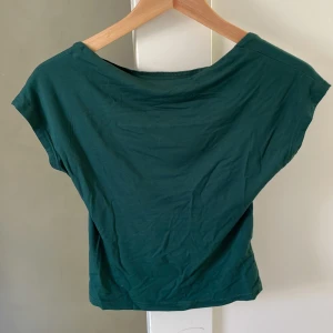 T-shirt med öppen rygg  - Aldrig använd 