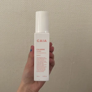 CAIA Calming Toner  - Säljer en Calming Toner från CAIA som är perfekt för känslig hud. Den kommer i en stilren vit flaska med rosa text och innehåller 100 ml. Tonern är doftfri och hjälper till att lugna och återfukta huden. Perfekt för att förbereda huden inför smink eller bara för att fräscha upp ansiktet. (Den är helt ny och oöppnad!)