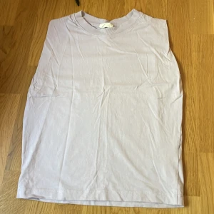 Lila t-shirt - En lila t-shirt, kort armad från gina, använt 2 gånger, tvättar innan köpet 