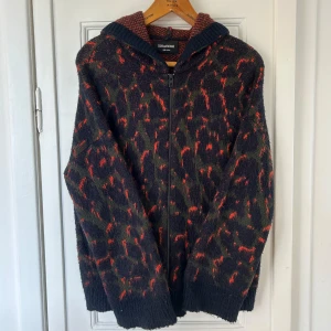 Zadig Voltaire kofta  - Säljer min leopardmönstrade kofta från Zadig Voltaire (Lennox AWM Leo). Knappast använd så super bra skick.   Ordninarie pris 4000