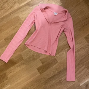 Tröja - Rosa monki tröja i storlek S💖