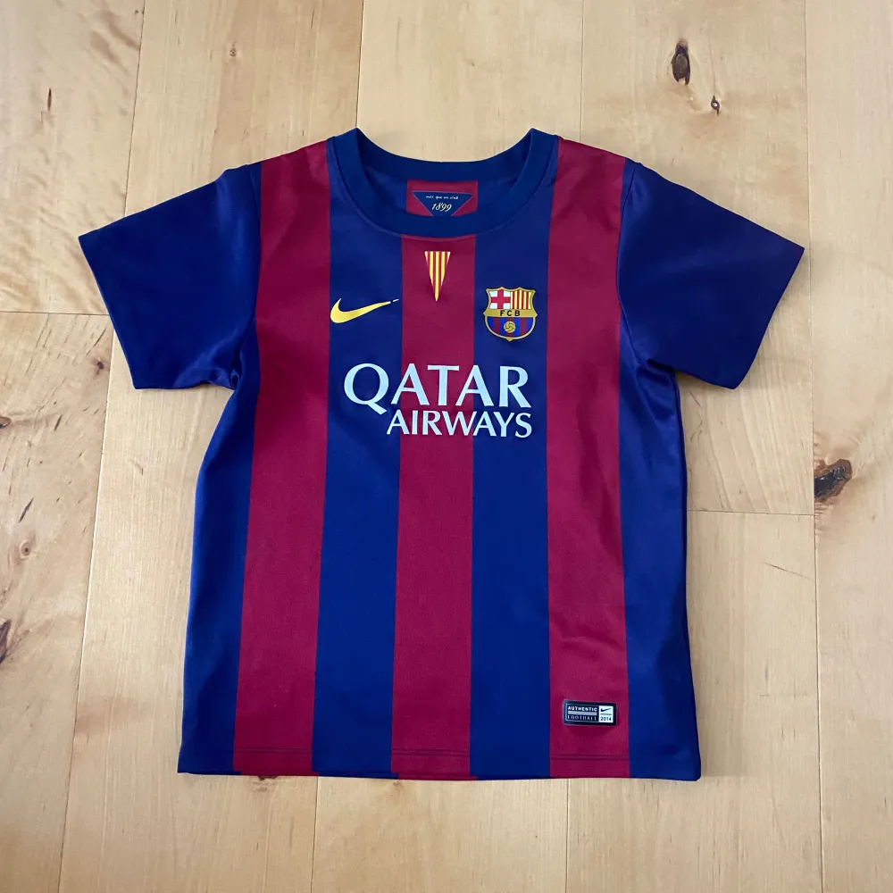 Magisk FC Barcelona baby tee ⚽️ Nike-loggan har ett knappt märkbart slitage (se bild) men i superbra skick i övrigt. Storlek 110/116 men passar en vuxen som när storlek XS/S 🪩. T-shirts.