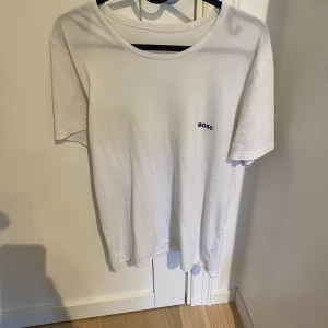 T-shirt Hugo boss - Väldigt fin tröja från Hugo boss. Tveka inte att höra av er vid funderingar.