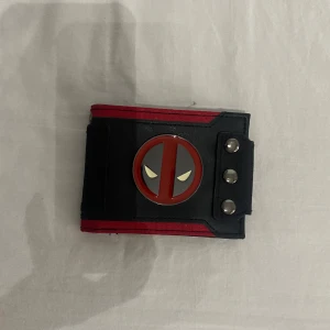 DEADPOOL plånbok - Köpte för flera år sedan men aldrig haft användning för den så den har legat i en låda. Allt är i bra skick!! 