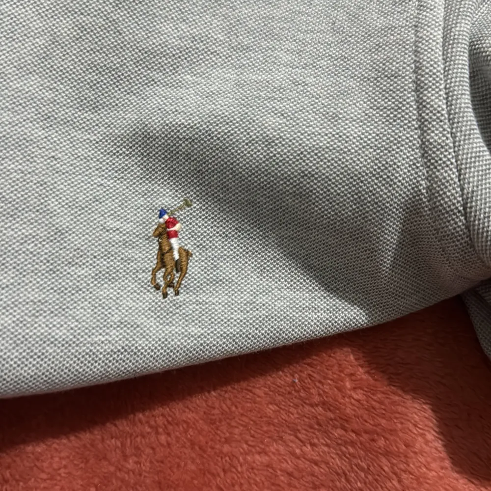 Säljer en snygg grå långärmad skjorta från Ralph Lauren. Den har en klassisk krage och knappar hela vägen ner. Skjortan är i bomull och har en broderad logga på bröstet. Perfekt för både vardag och fest! storlek xs. Skjortor.