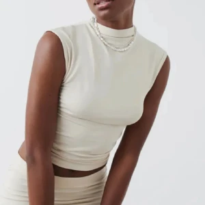 Neck top från gina - Säljer denna jättesnygga funnel neck topp från gina tricot💕 Aldrig använd