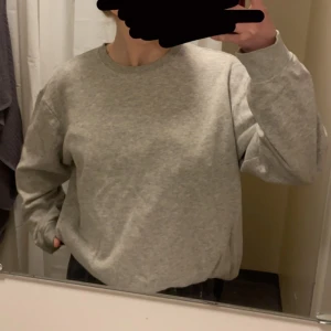 Grå sweatshirt - Klassisk grå sweatshirt i storlek M. har en difekt (se bild 4) övrigt i bra skick!