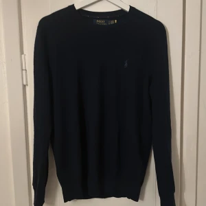Mörkblå tröja från Ralph Lauren - Göööd tröja till hösten, ej använda så mycket. Säljer pga för liten. Bra skick.