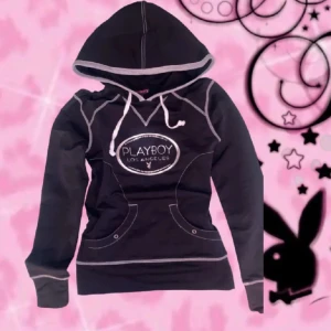 Play boy Bunny tröja y2k - Långärmad y2k tröja med play boy Bunny på älskar den men den passa inte riktigt mig mig den e i xs men känns som s, kan mötas up någon stans på röda linjen i Stockholm ifall intresserad 😻PRIS GÅR ATT DISKUTERA!!