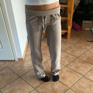 Low waist bootcut mjukisbyxor  - Säljer dessa lågmidjade mjukis byxor då de är försmå, använda ett få tal gånger. Passa på att köpa nu med fri frakt 