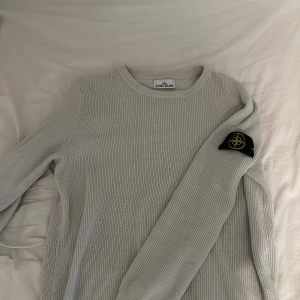Stone island tröja - Säljer nu denna sjukt snygga, unika och fläckfria Stone island tröja. Nypris på en sånhär ligger på 4000kr! Den är sparsamt använd och sitter sjukt snyggt på. Har du fler frågor eller vill ha fler bilder är det bara att skriva! Skick: 10/10