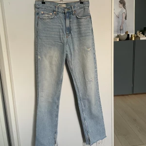 Ginatricot straight leg jeans  - Ett par raka jeans från Ginatricot med slitningar och slitsar i ändarna. Hög/ mellan hög midja.