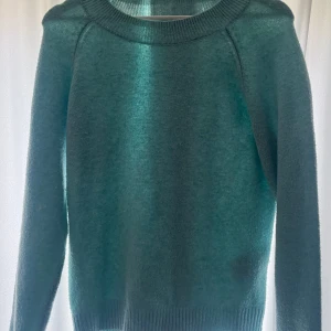 Stickad tröja - Stickad tröja från Vero Moda, nästan aldrig använd. Är i storlek M men har vanligtvis XS och sitter bra på mig.