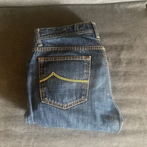 Jacob Cohën jeans  - Säljer dessa riktigt feta Jacob Cohën jeans, de är i storlek 32 och sitter regular/slim. Skriv vid minsta lilla fundering och skicka gärna prisförslag.