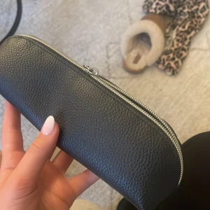 Pennskrin - Säljer detta jättefina pennskrin då det inte kommer till användning längre eftersom jag köpt ett nytt. Det är lite uppsprättat inuti men syns inte och pennskrinet går fortfarande att använda. Perfekt till skolan🙌💓